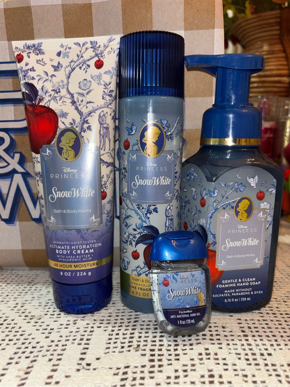 (2026) Bath & Body Works Snow White Collection - Blue, Gold, Red Accents - Picture 2 of 3